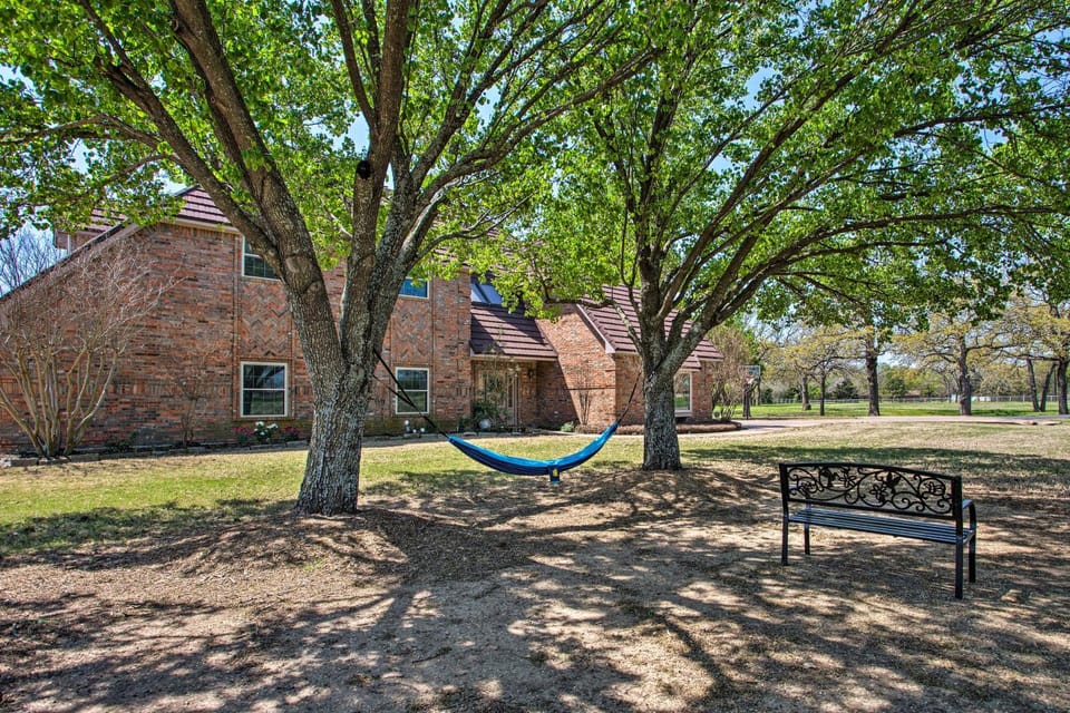 16-Acre Pilot Point Ranch: Private Pond House in Texas