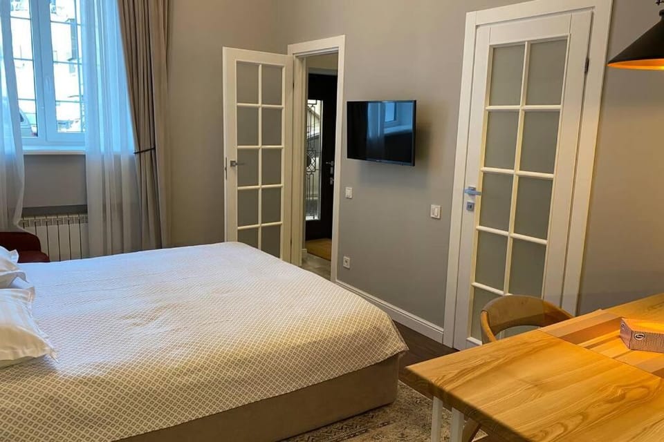 Cвітло є No blackouts Electricity is on Hidden gem with its own private entry at Lypky Apartment in Kiev City - Kyiv