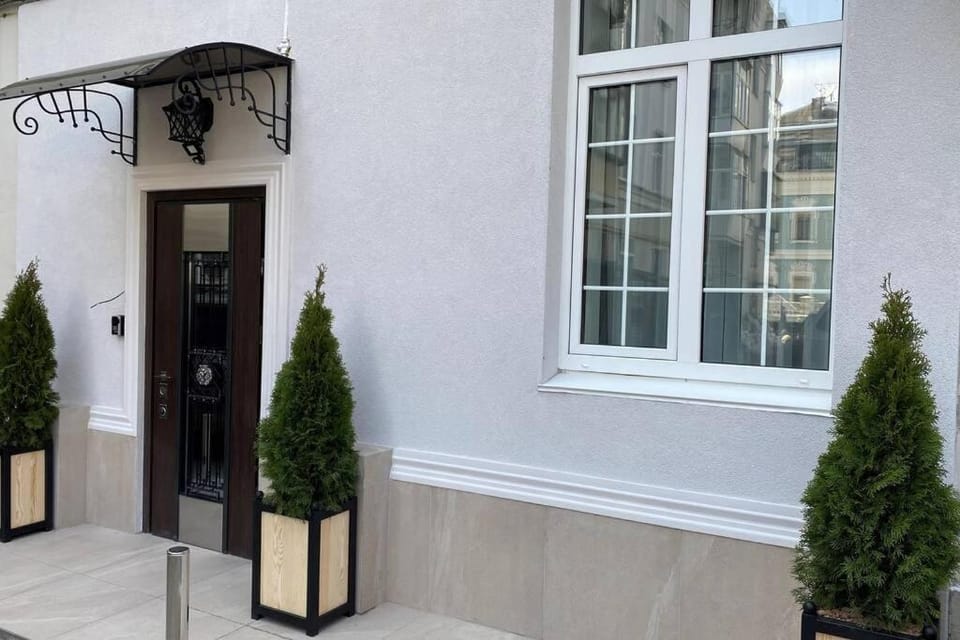 Cвітло є No blackouts Electricity is on Hidden gem with its own private entry at Lypky Apartment in Kiev City - Kyiv