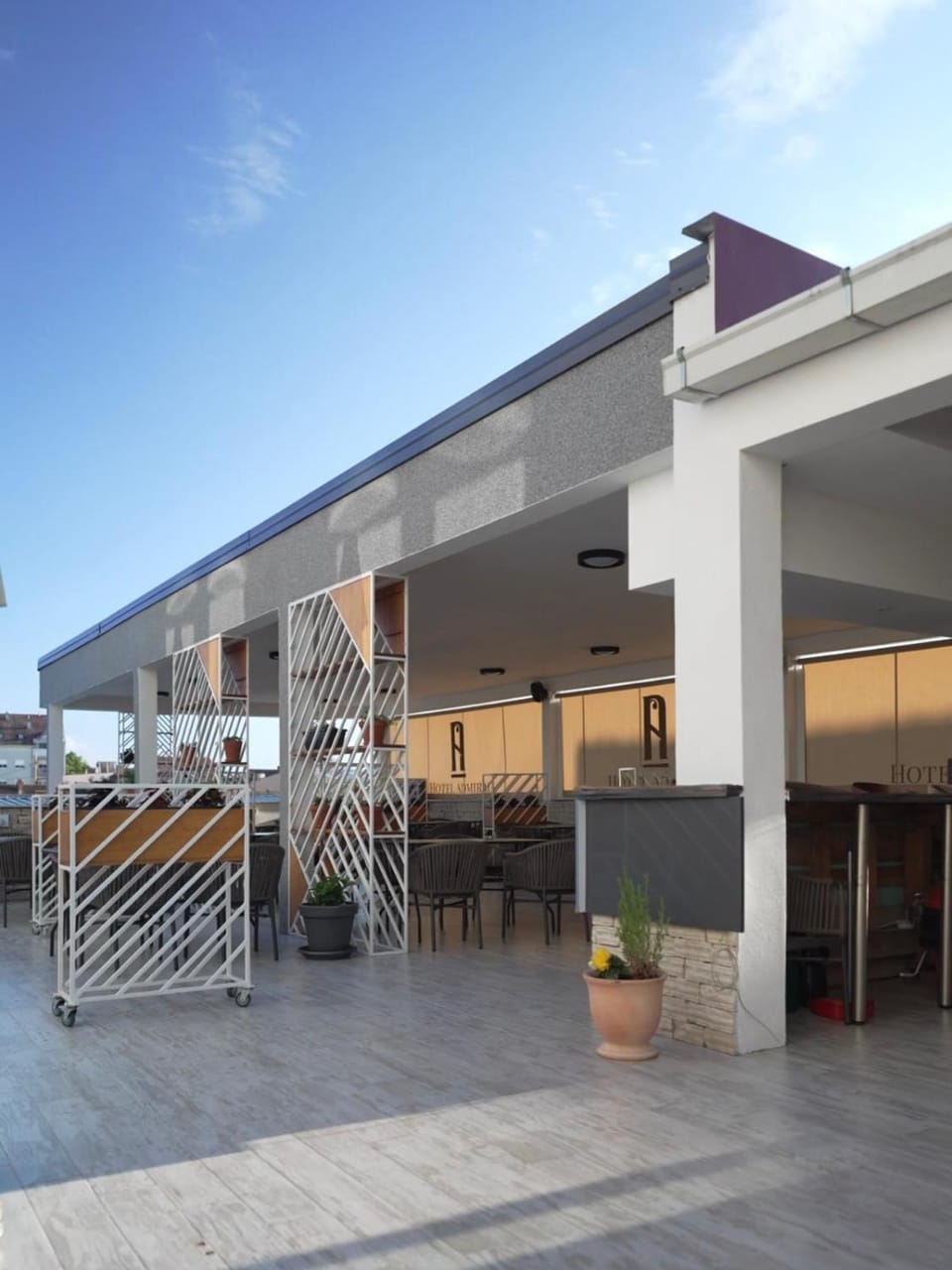 Restaurant/places to eat, Balcony/Terrace