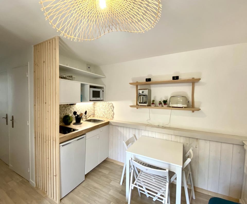 Kitchen or kitchenette, Dining area
