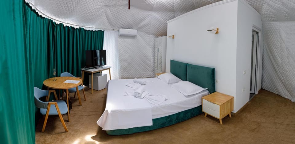 Photo of the whole room, towels