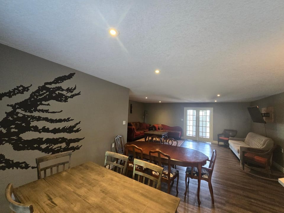 Seating area, Dining area