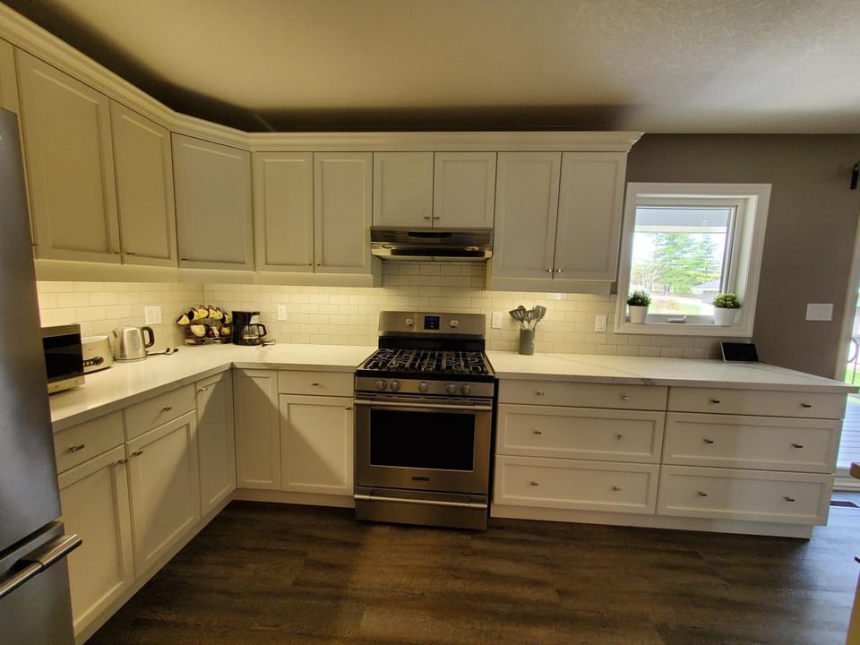 Kitchen or kitchenette, dishwasher, stove