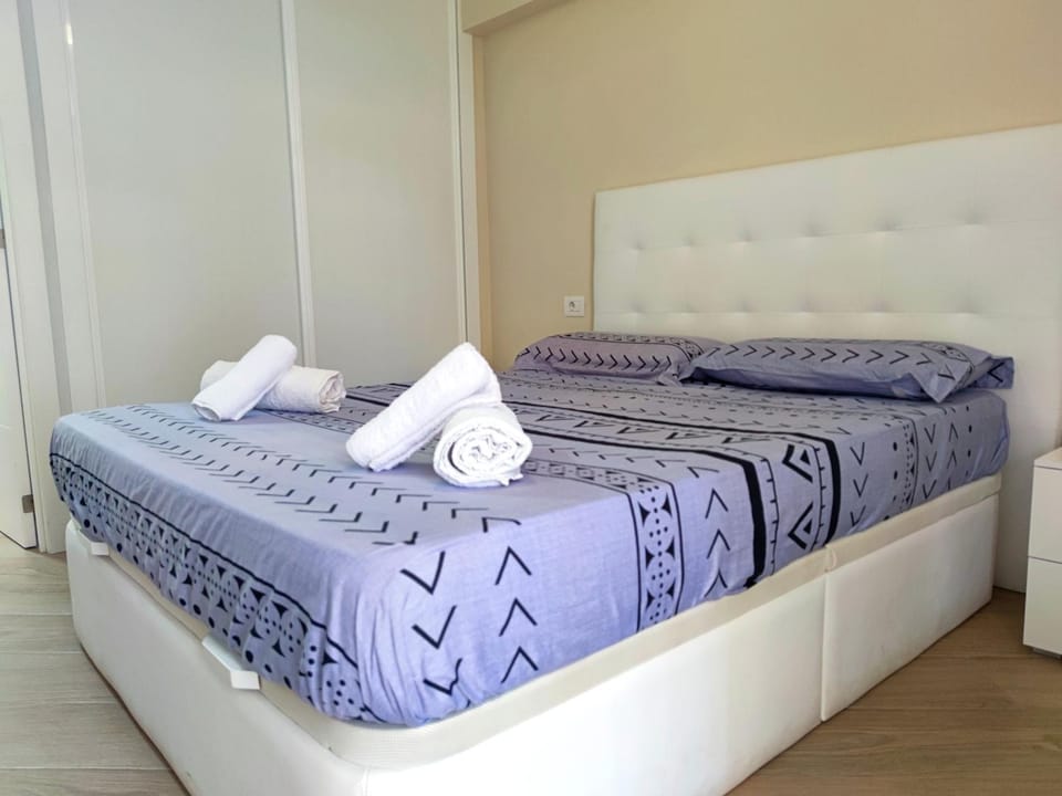 Bed, Bedroom, towels