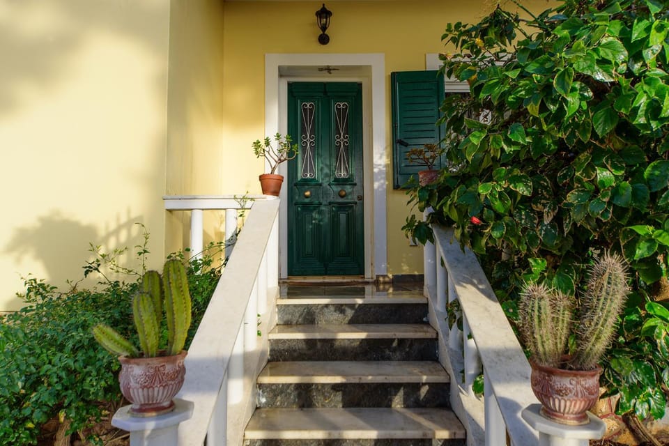 Property building, Facade/entrance, Balcony/Terrace