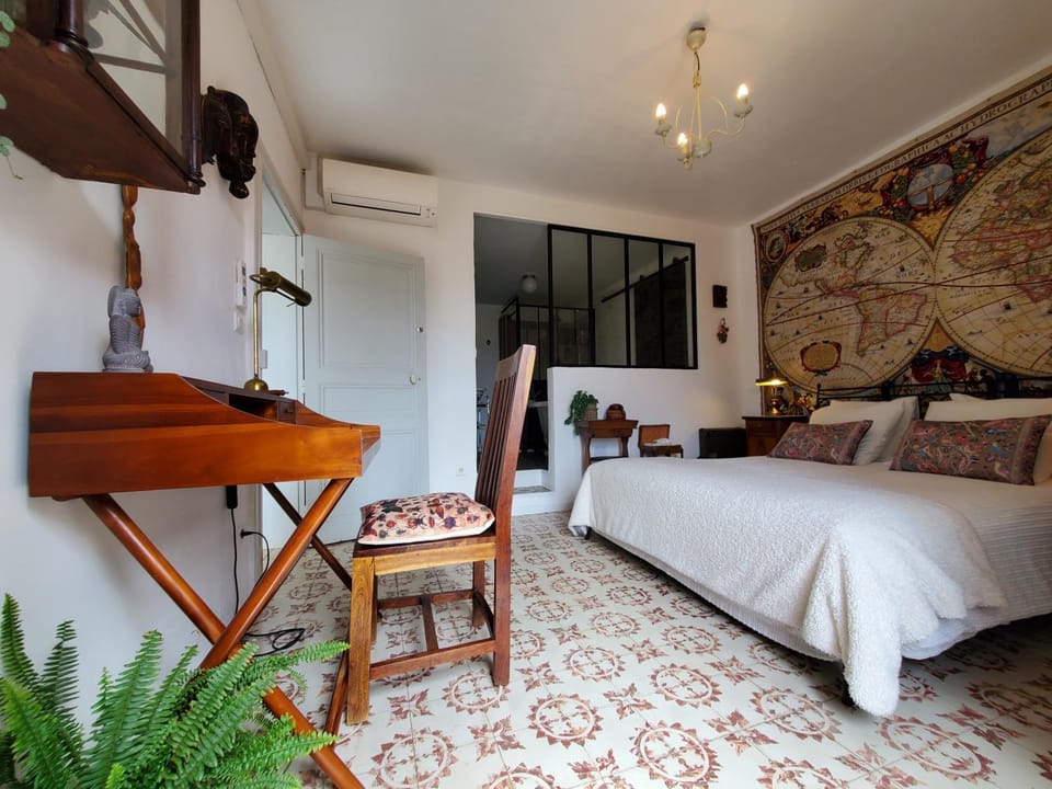 Photo of the whole room, Bedroom