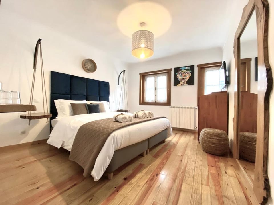 Bed, TV and multimedia, View (from property/room), Decorative detail, Bedroom, internet, locker, towels, air conditioner