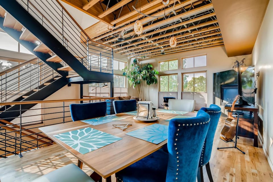 Old Town Loft Oasis with Amazing Rooftop Deck! Villa in Fort Collins