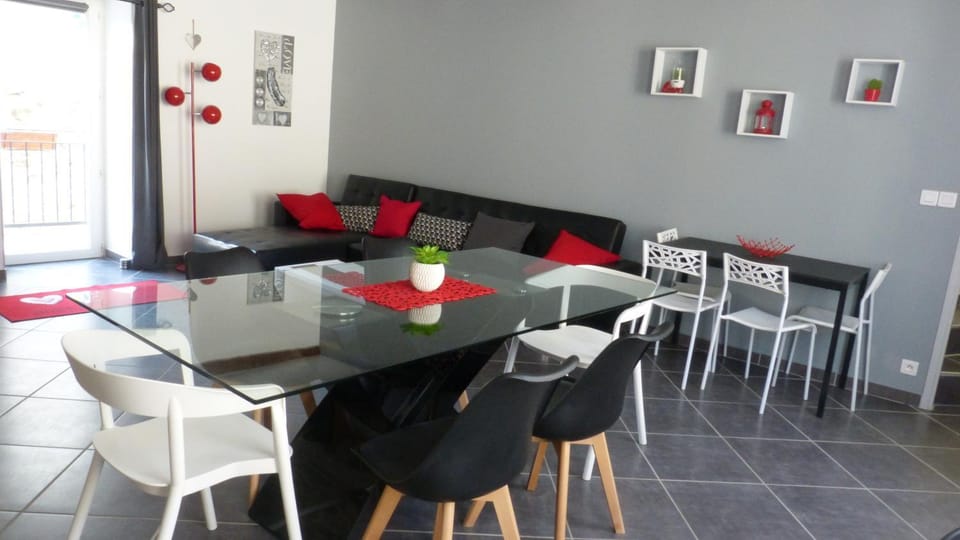 Seating area, Dining area