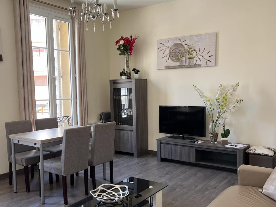 Communal lounge/ TV room, Living room, Dining area