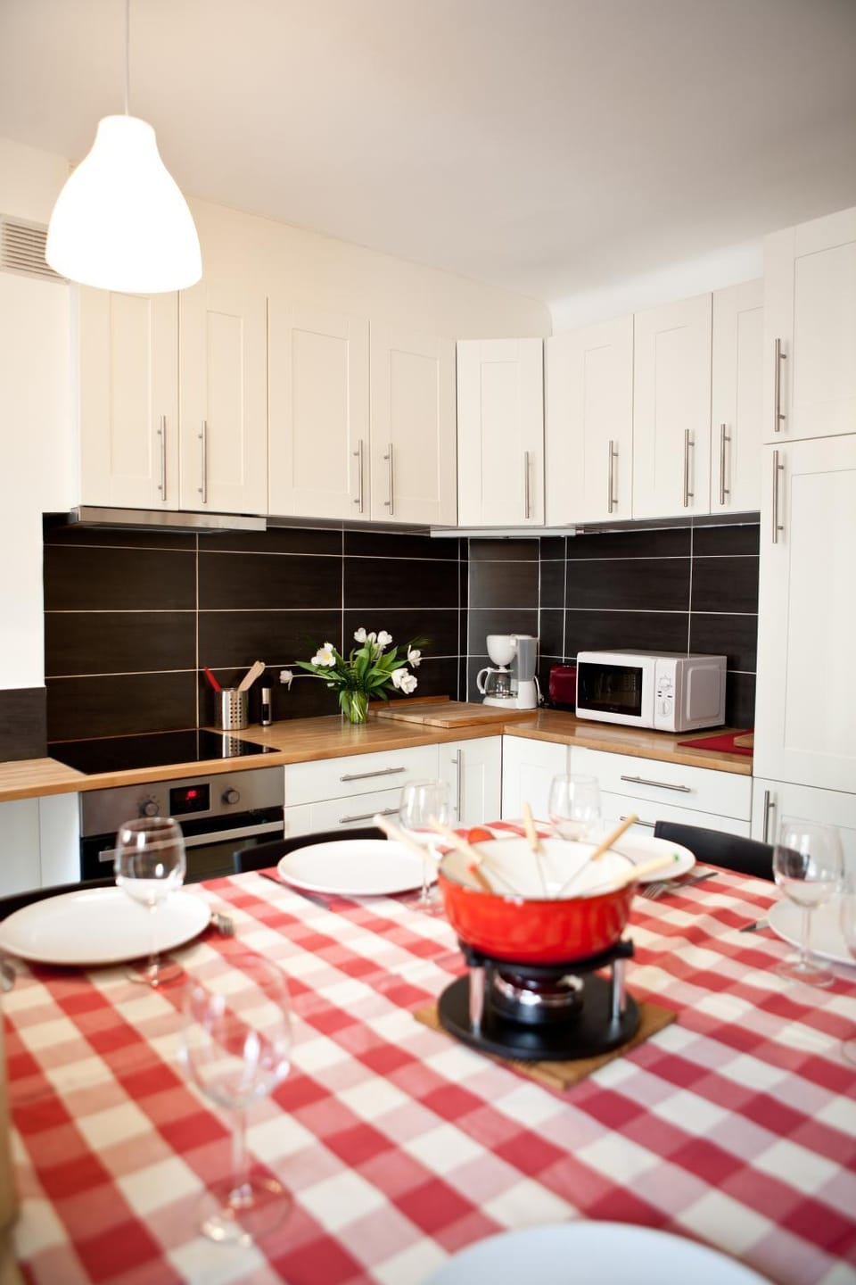Coffee/tea facilities, Kitchen or kitchenette, Photo of the whole room, Decorative detail, Dining area, City view, Street view