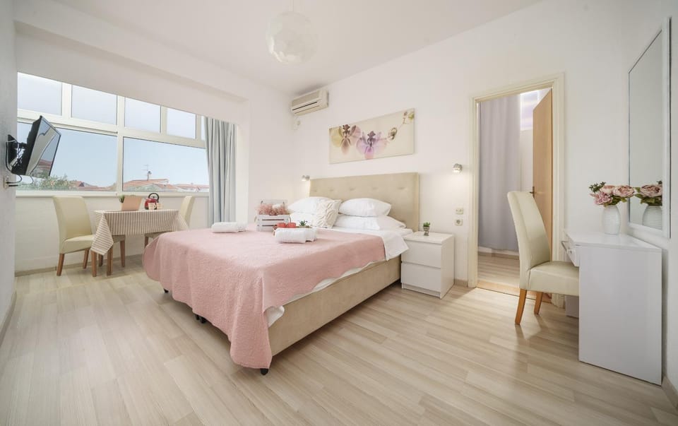 Bed, TV and multimedia, Bedroom, towels, wardrobe, air conditioner