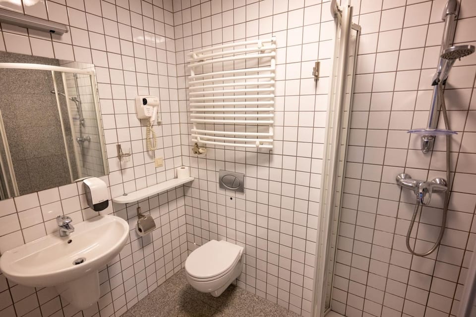 Shower, Toilet