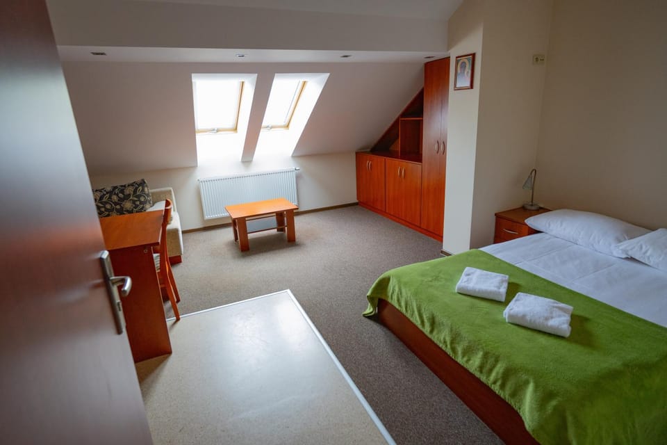 Bed, towels