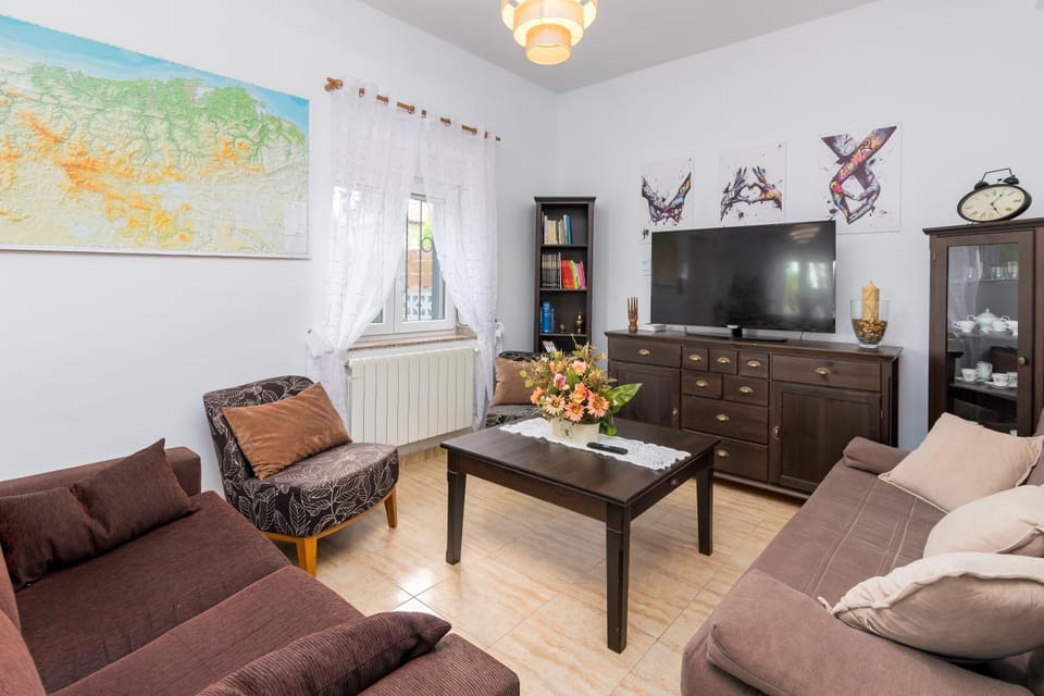Library, TV and multimedia, Living room, Seating area, Evening entertainment