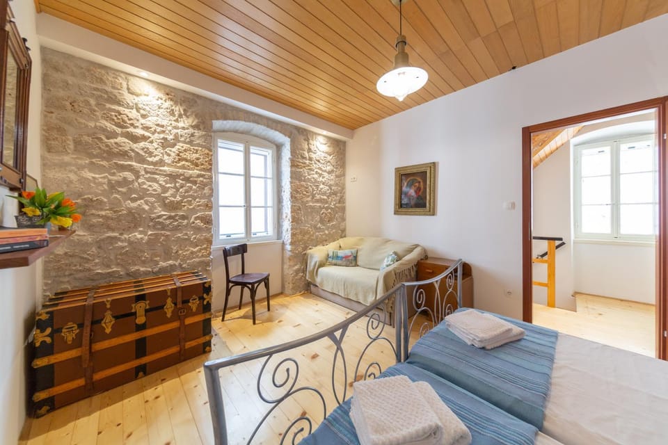 Antique Central Komiža House Nona Nika House in Komiža