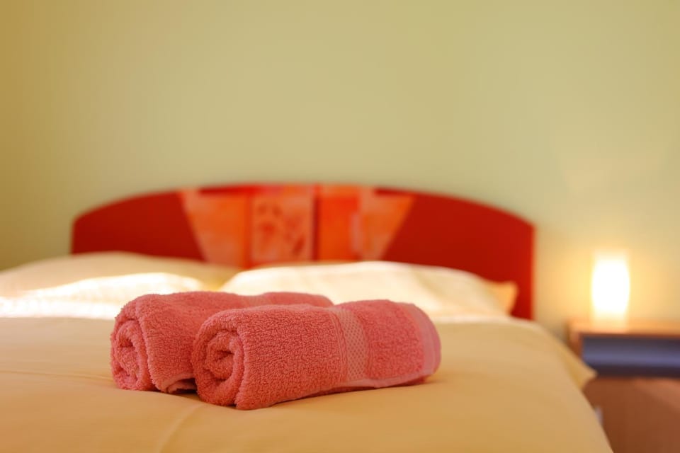Bed, Bedroom, towels