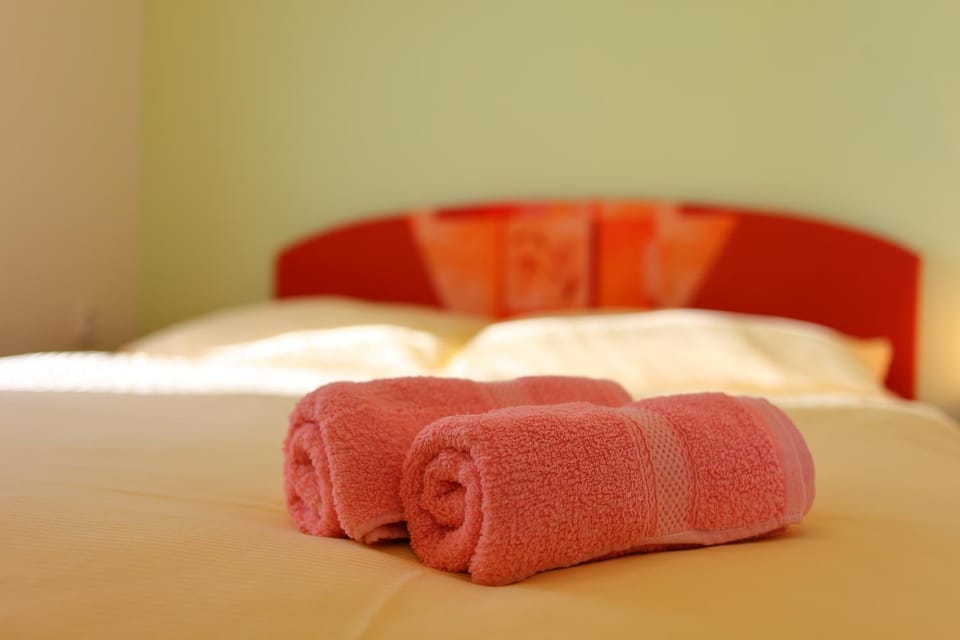 Bed, Bedroom, towels