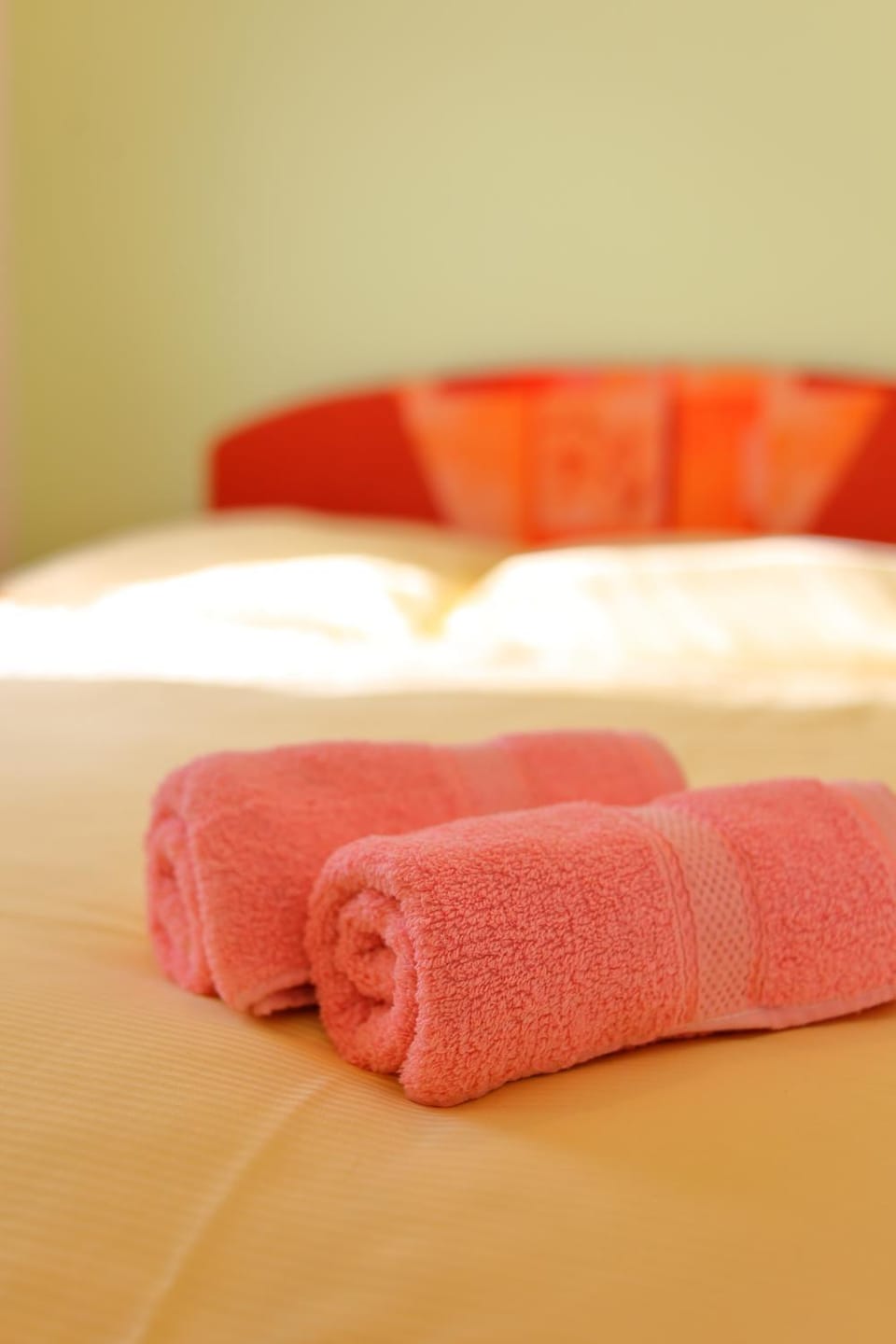 Bed, Bedroom, towels