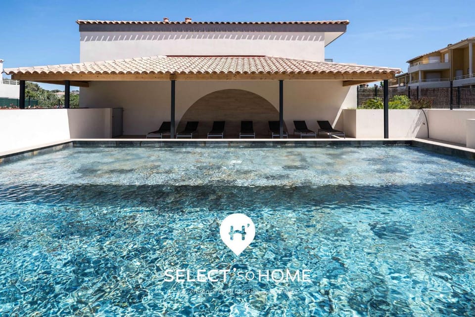 Property building, Day, Pool view, Swimming pool, sunbed