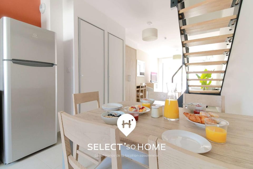 Kitchen or kitchenette, Dining area, oven, wardrobe