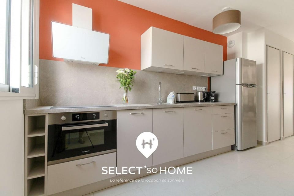 Kitchen or kitchenette, pet friendly, stove, toaster