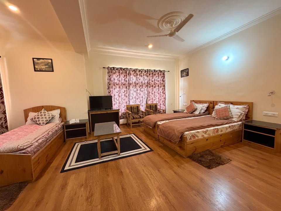 Bed, TV and multimedia, Photo of the whole room, Bedroom