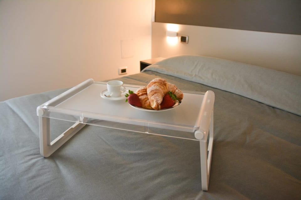Bed, Bedroom, Breakfast, Italian breakfast, hair dresser
