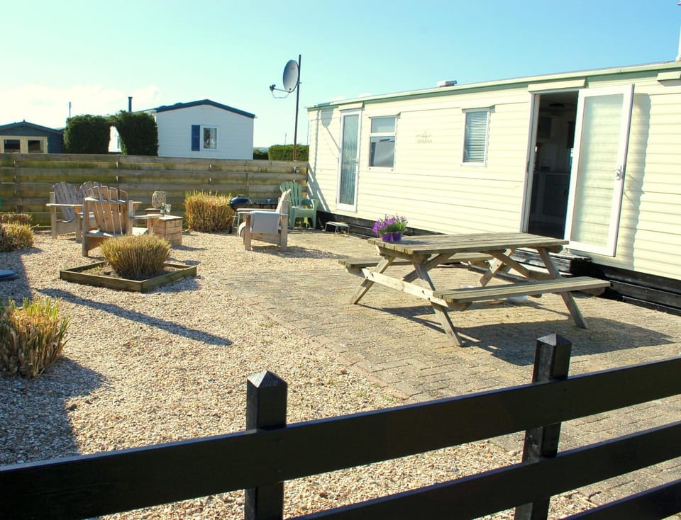 Chalet Wiron aan het Wad. Campground/ 
RV Resort in North Holland (province)
