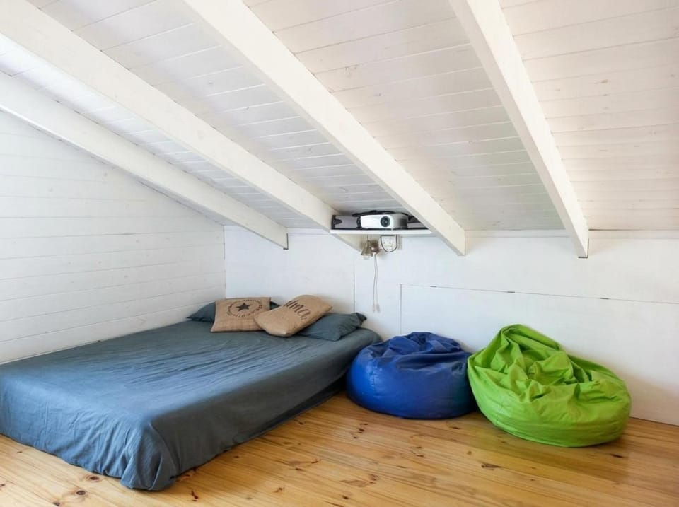 Bed, Living room, Photo of the whole room, Seating area, Bedroom, towels