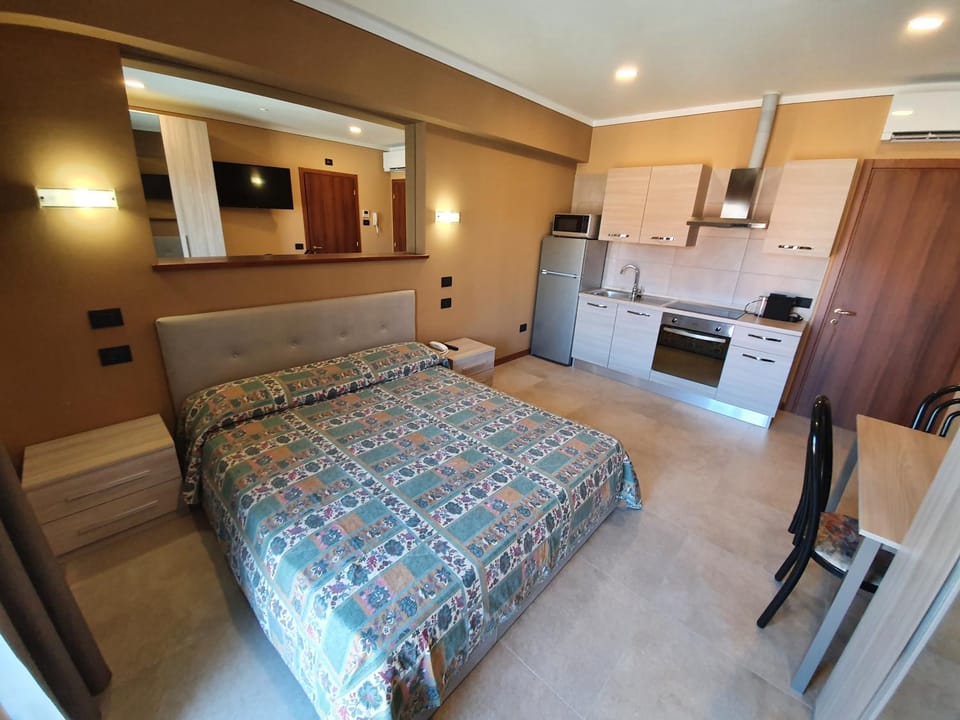 Kitchen or kitchenette, Bedroom