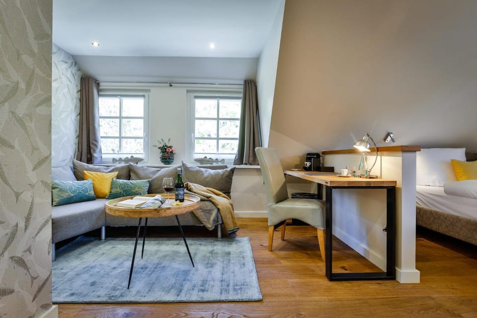 TV and multimedia, Seating area, Bedroom