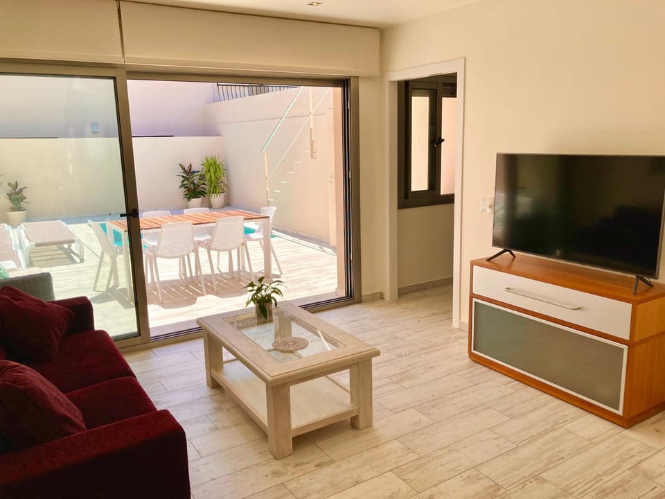 TV and multimedia, Living room, Pool view