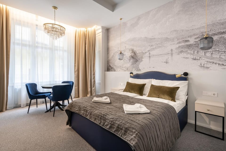 Bed, Dining area, Bedroom