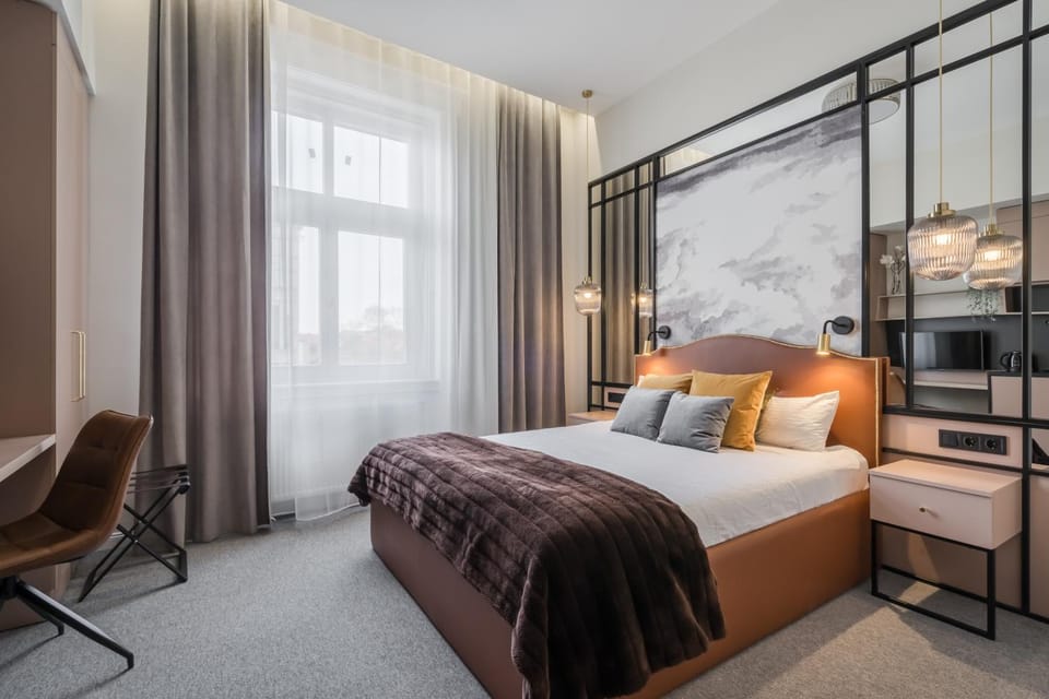 Bed, Seating area, Bedroom