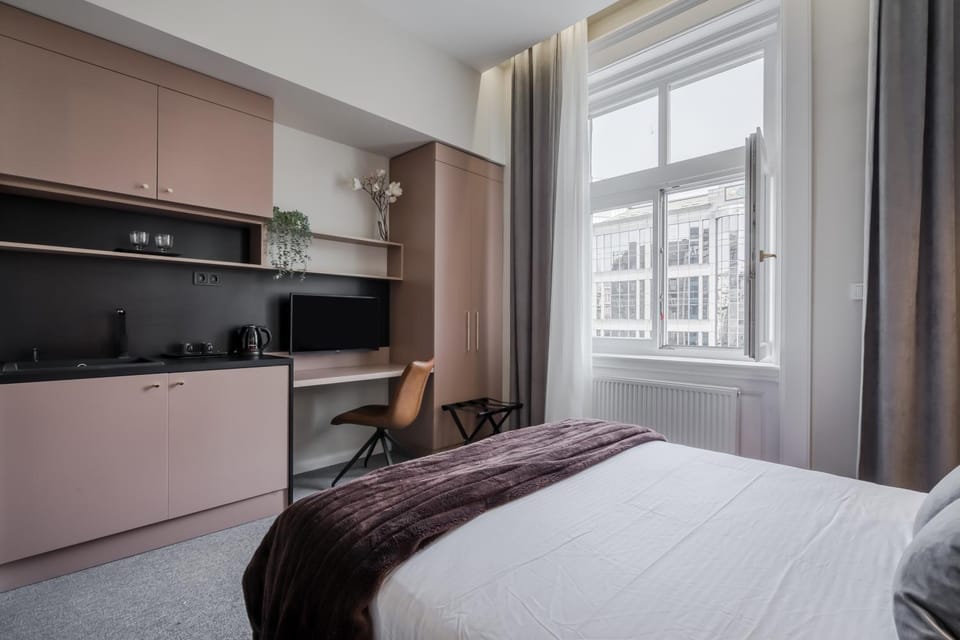 Bed, TV and multimedia, View (from property/room), Bedroom, City view, wardrobe