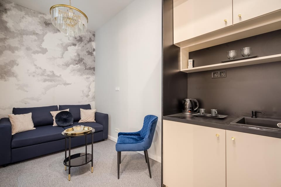 Coffee/tea facilities, Kitchen or kitchenette, Living room, Seating area