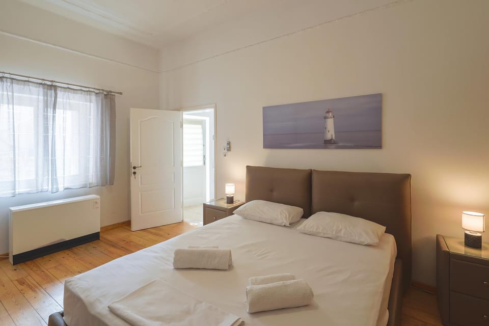 Bed, Bedroom, towels