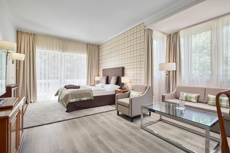 Balcony/Terrace, Photo of the whole room, Decorative detail, Decorative detail, Seating area, Bedroom