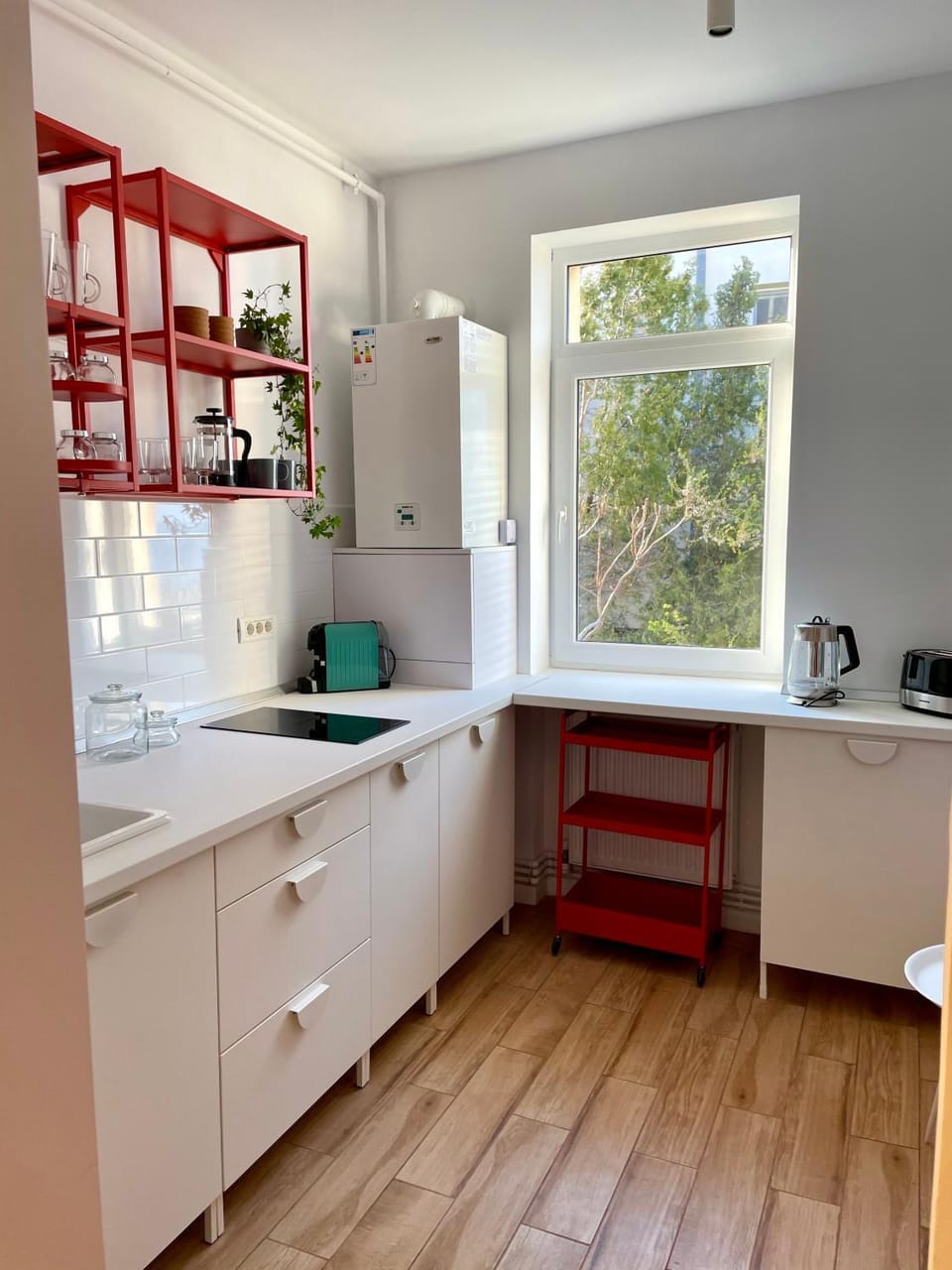 Kitchen or kitchenette, dishwasher, stove