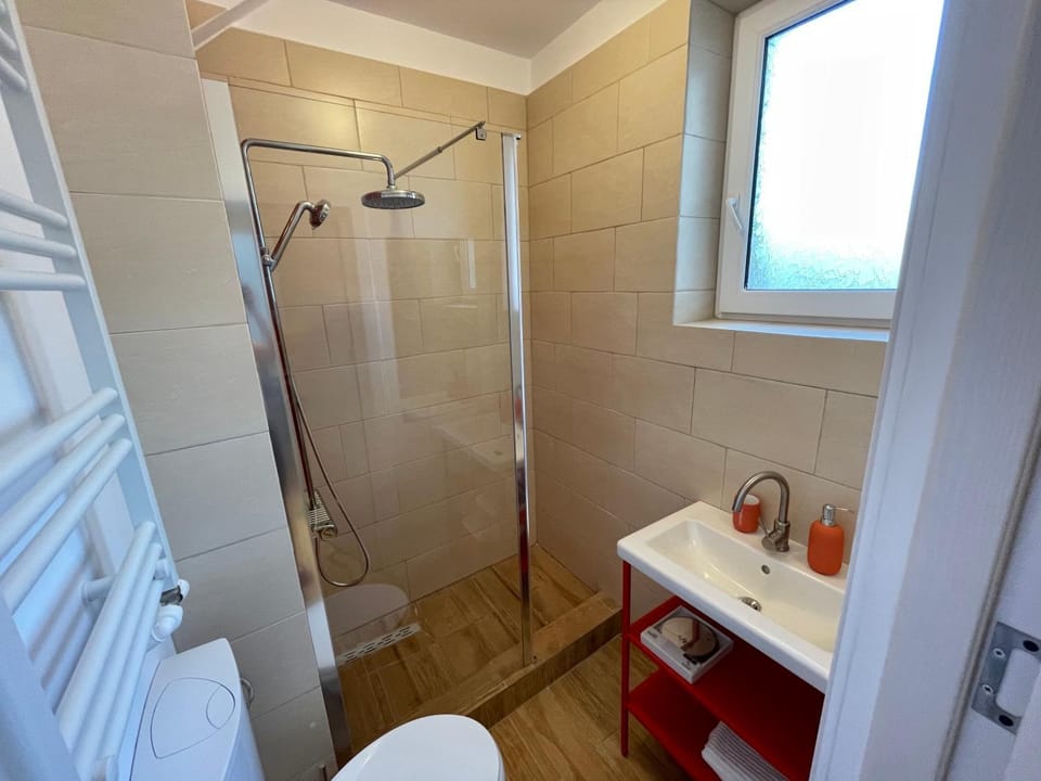 Shower, Toilet