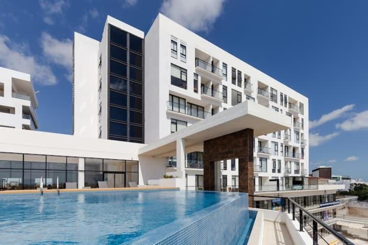 Property building, Day, Swimming pool