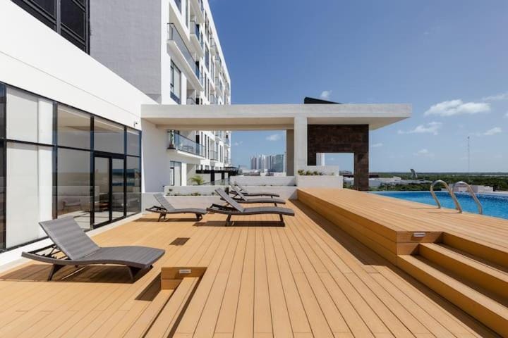 Property building, Day, Swimming pool, sunbed