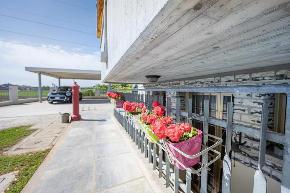 Property building, Day, Garden, View (from property/room), Balcony/Terrace, Garden view, Parking