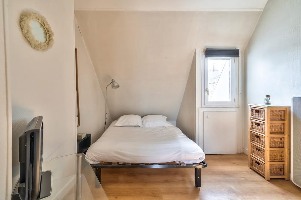 Bed, Living room