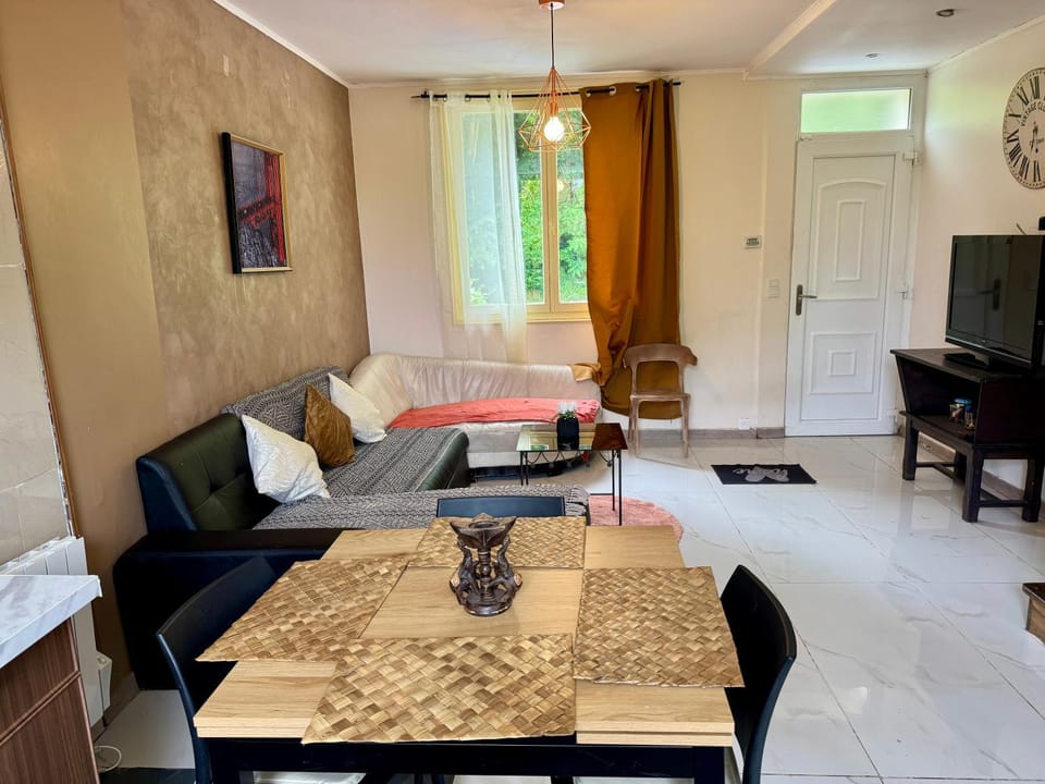 Maison et sa dépendance ss voisinage dans les vergers de Montmorency Apartment in Île-de-France