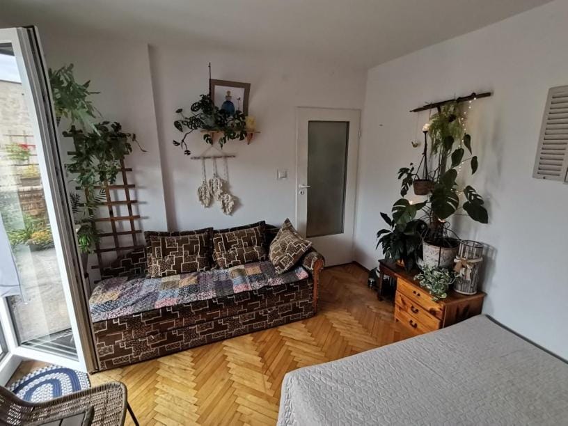 Photo of the whole room, Seating area