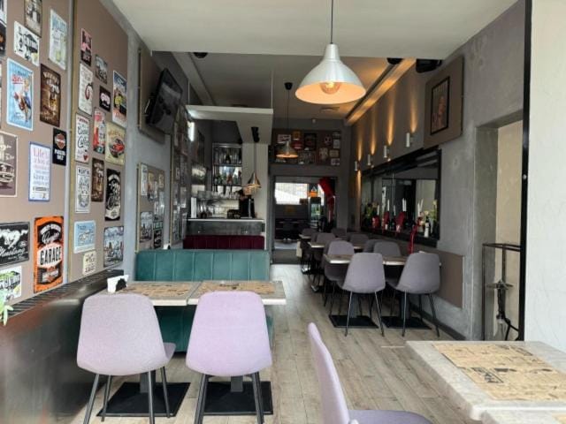 Restaurant/places to eat, Kitchen or kitchenette
