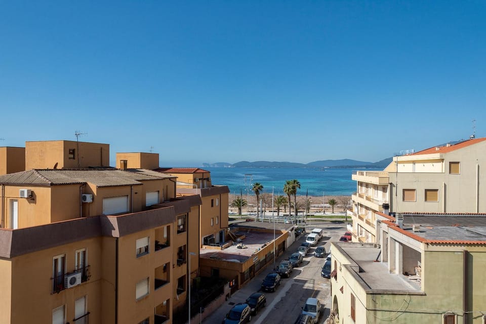 Sea view, Street view